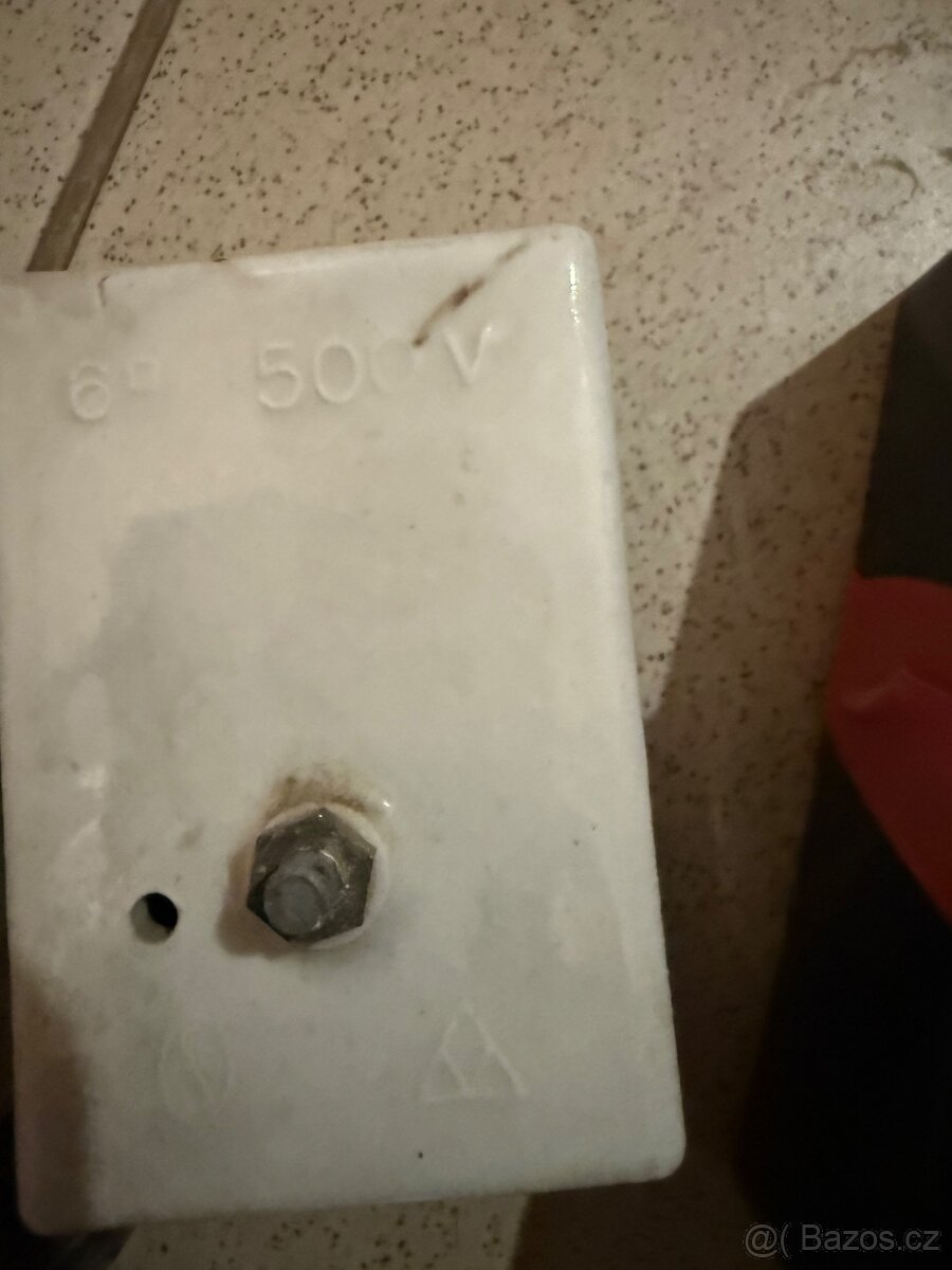 Porcelánový jistič - 8