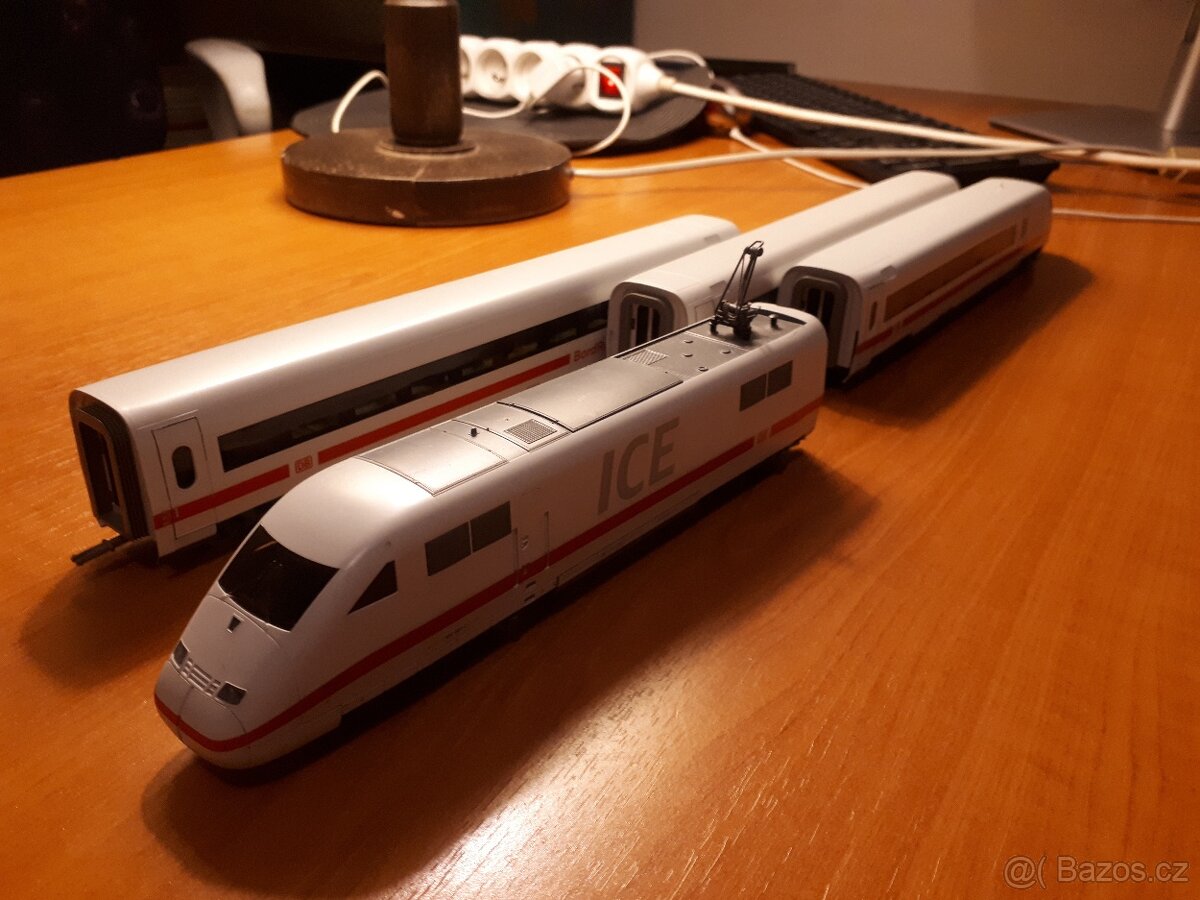 PRODÁM VLÁČKY - RYCHLÍKOVOU SOUPRAVU HO - ROCO - 8