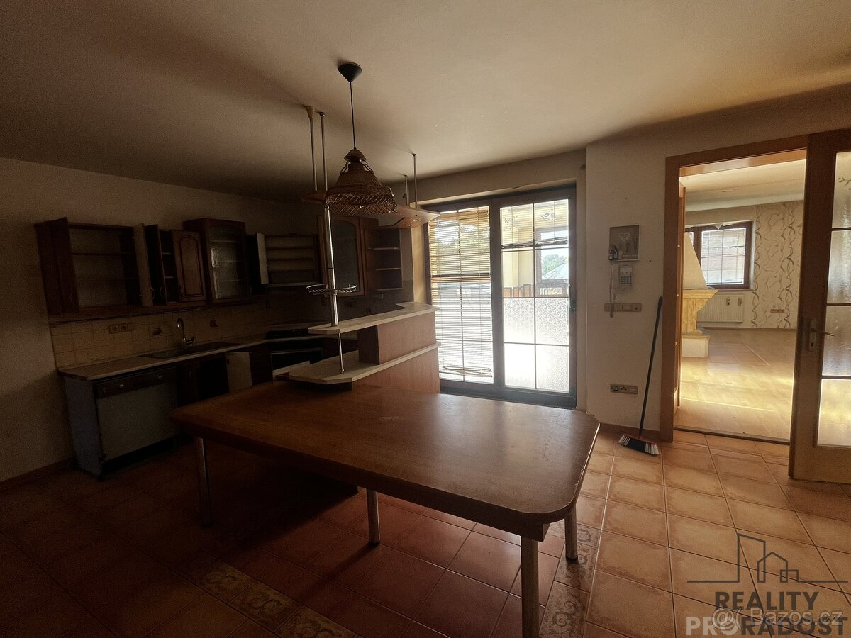 Rodinný dům s možností komerčního využití - 8