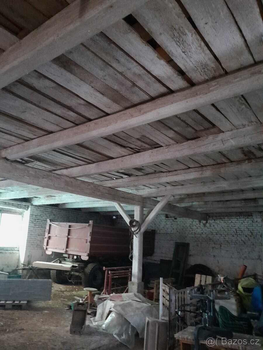 Staré trámy staré krovy a staré prkna - 8