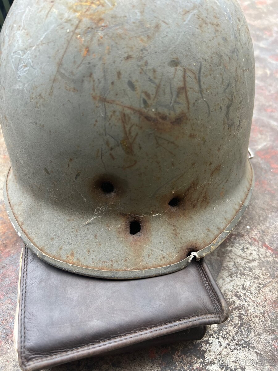Vojenská helma . - 8