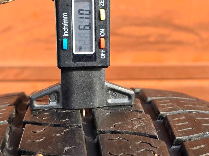 Celoroční Vredestein 215/70/15C + disky - 8