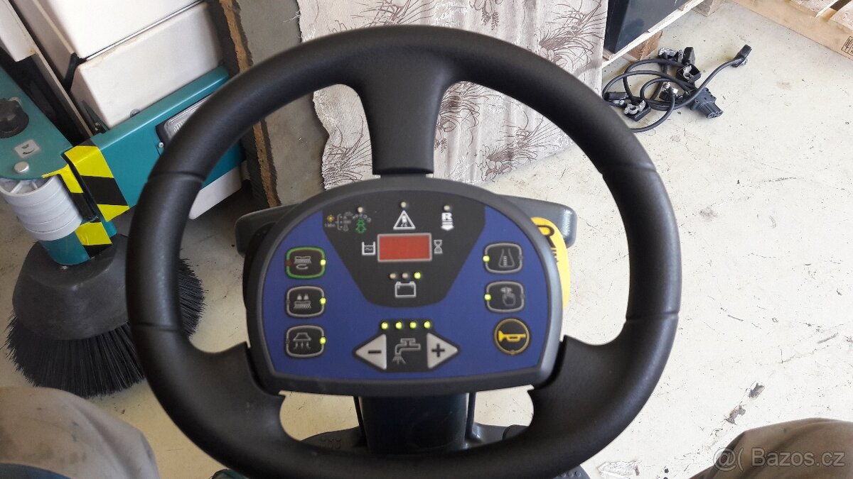 Podlahový mycí stroj Nilfisk BR 652 se sedící obsluhou - 8