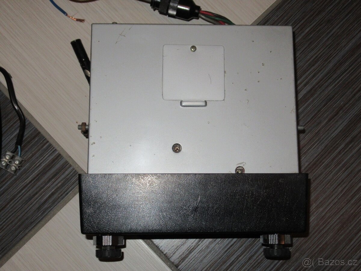 Staré neobvyklé autorádio CLARION 8 - 8