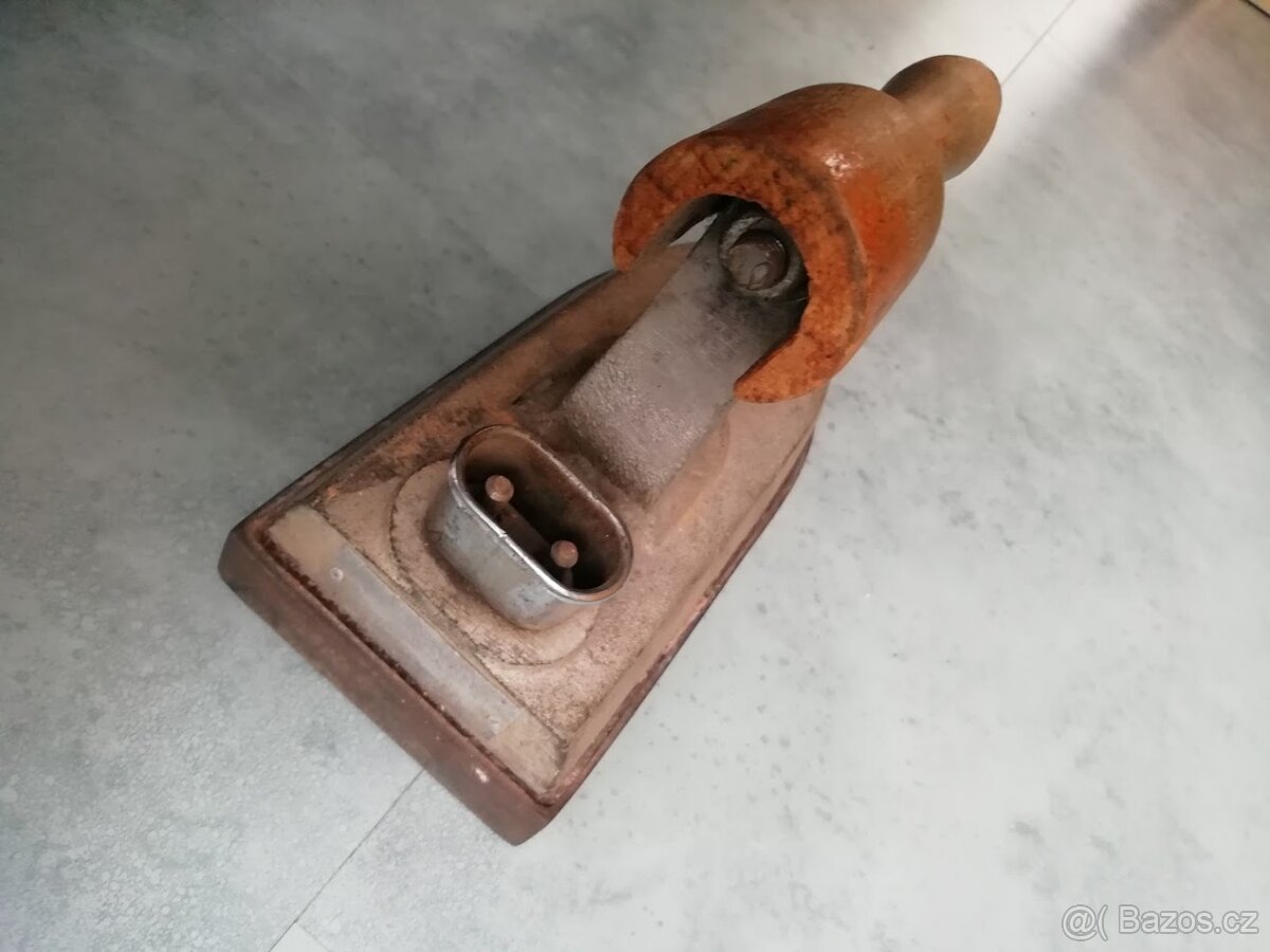 Stará krejčovská žehlička a smaltovaná mísa na zadělávání - 8