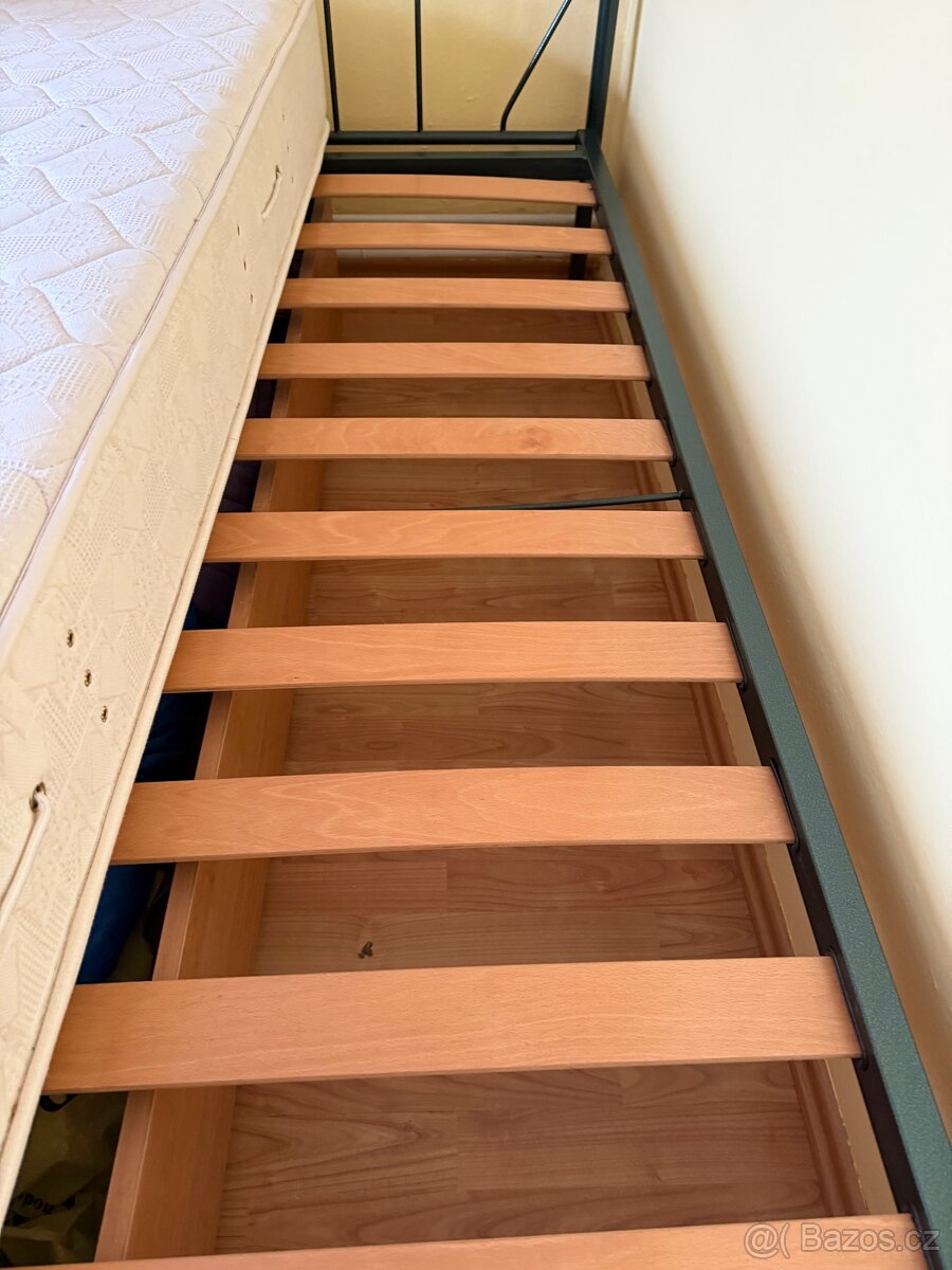 Kovová postel a roštem, matrací a šuplíkem na míru.. - 8