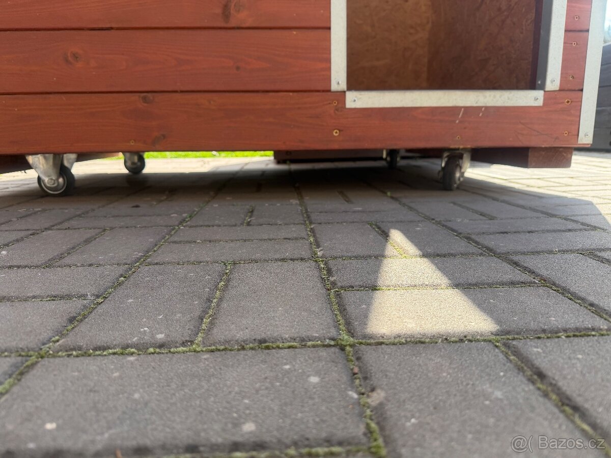 Kvalitní zateplená bouda pro psa – téměř nová, na kolečkách - 8