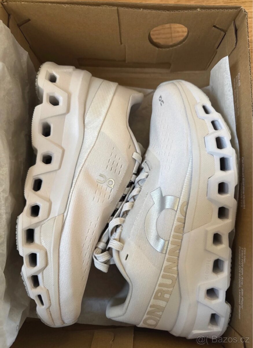 On cloud tenisky - 8