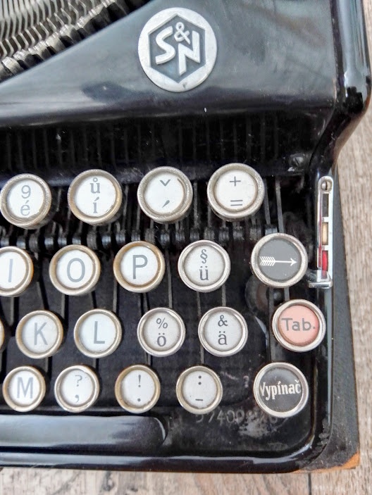 STAROŽITNÝ KUFŘÍKOVÝ PSACÍ STROJ ERIKA 6 A.-G. Vorm. Seidel - 8