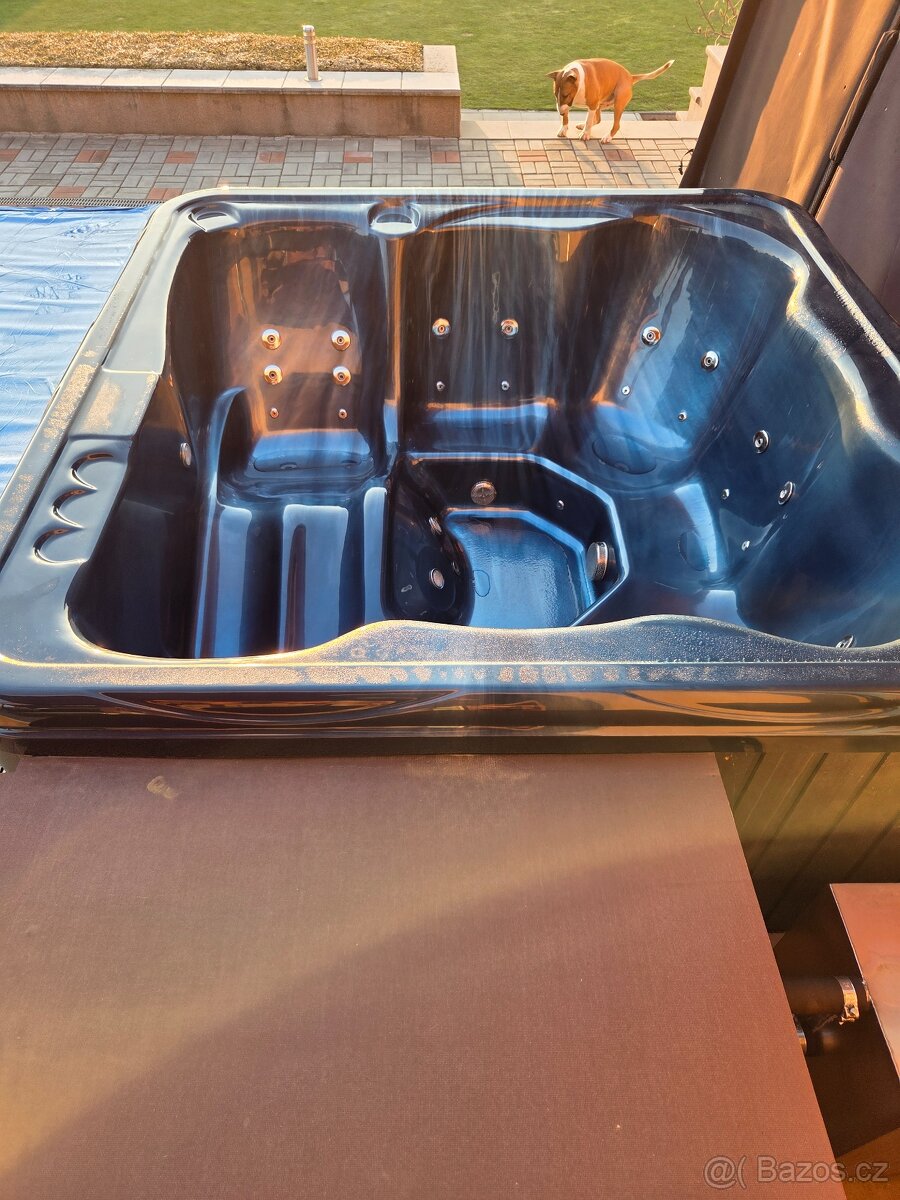 VÍŘIVKA S TOPENIŠTĚM - 8