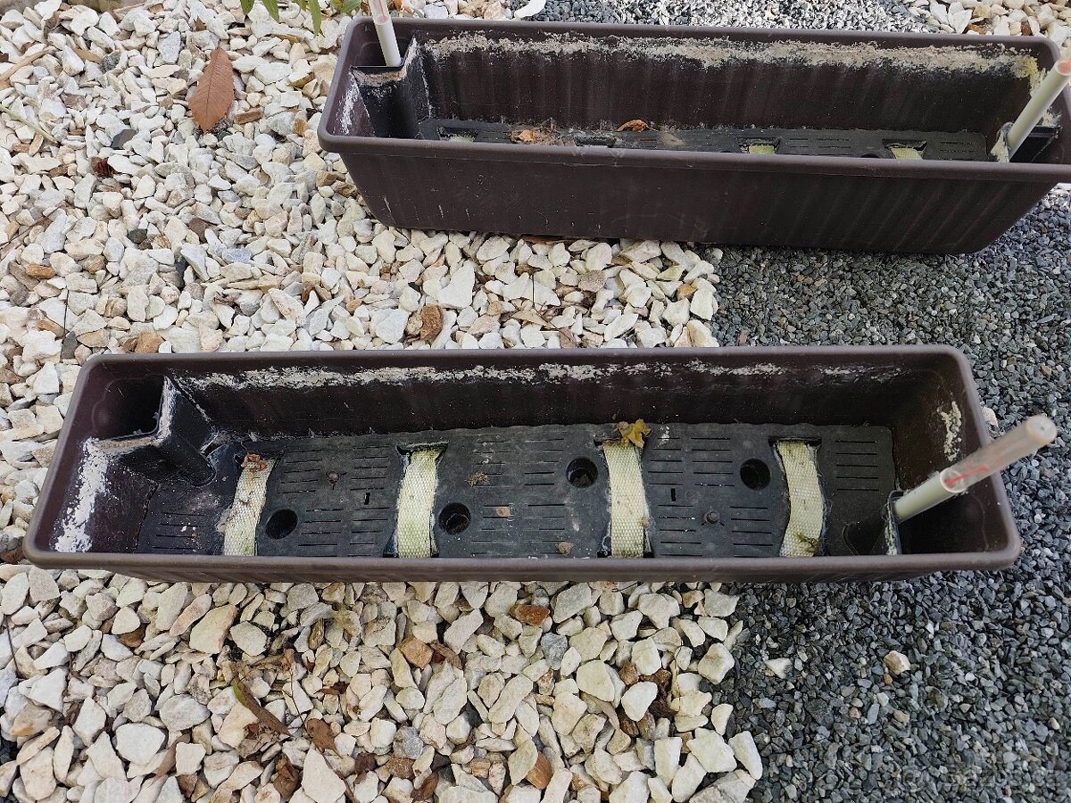 Velký truhlík na parapet 79x20x20cm hnědý květináč samozavla - 8