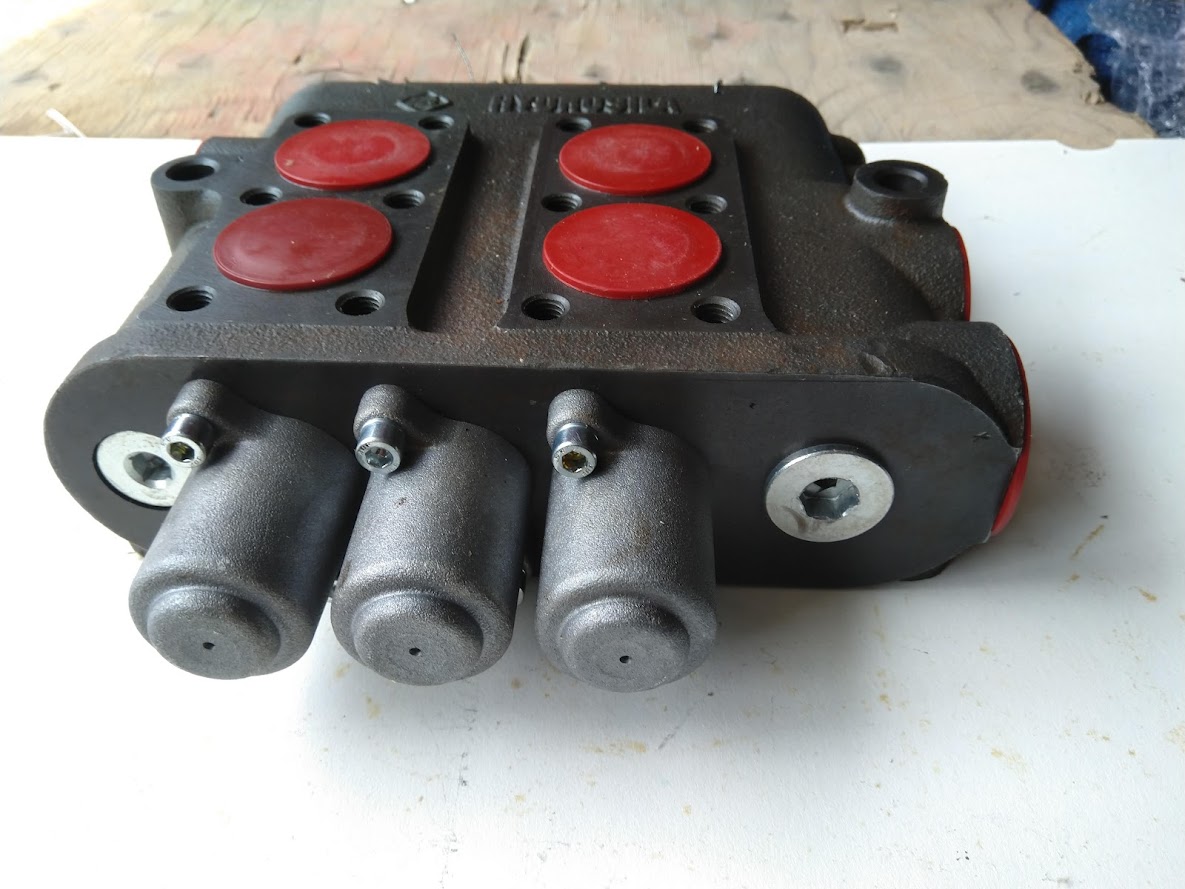 hydraulický rozvádzač R-100 - - 8