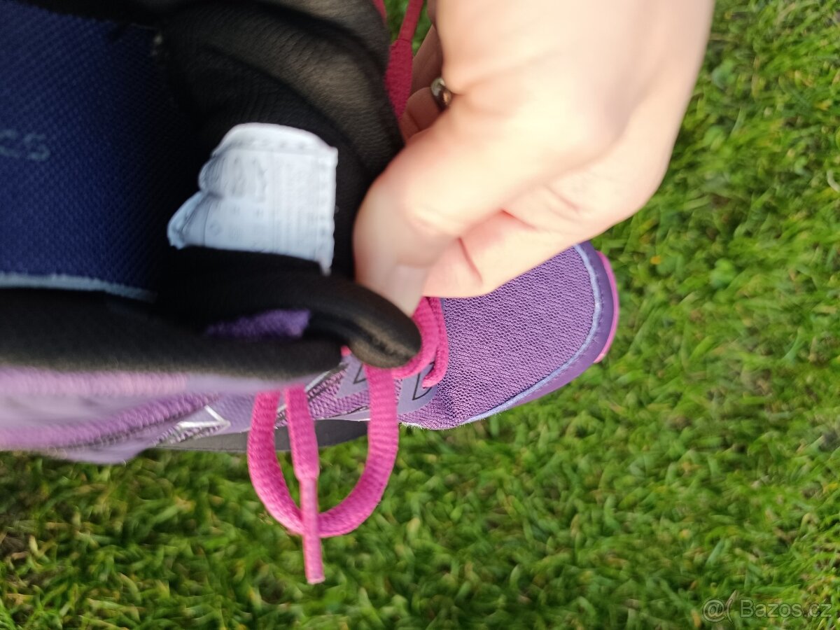Dámské tenisky, pantofle a držák na mobil do auta - 8