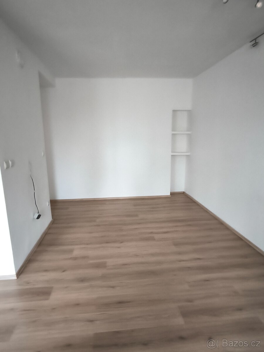 4+kk se šatnou 102,8m2 + zahrada - 8
