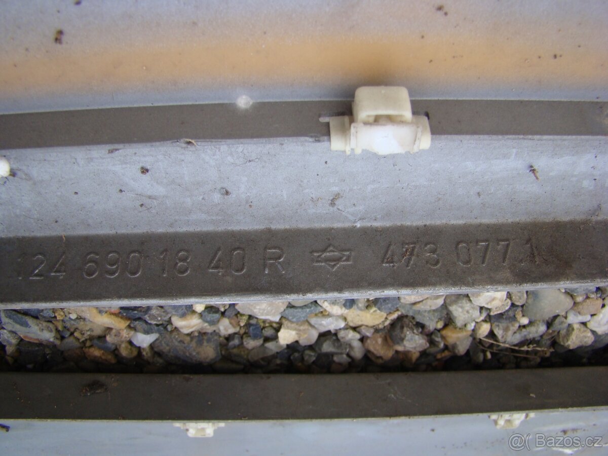 Vnější plastové lišty dveří M-B W124 - 8