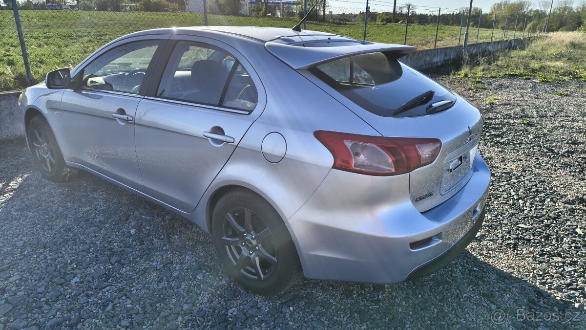 Mitsubishi Lancer 1.5 i ls - 8