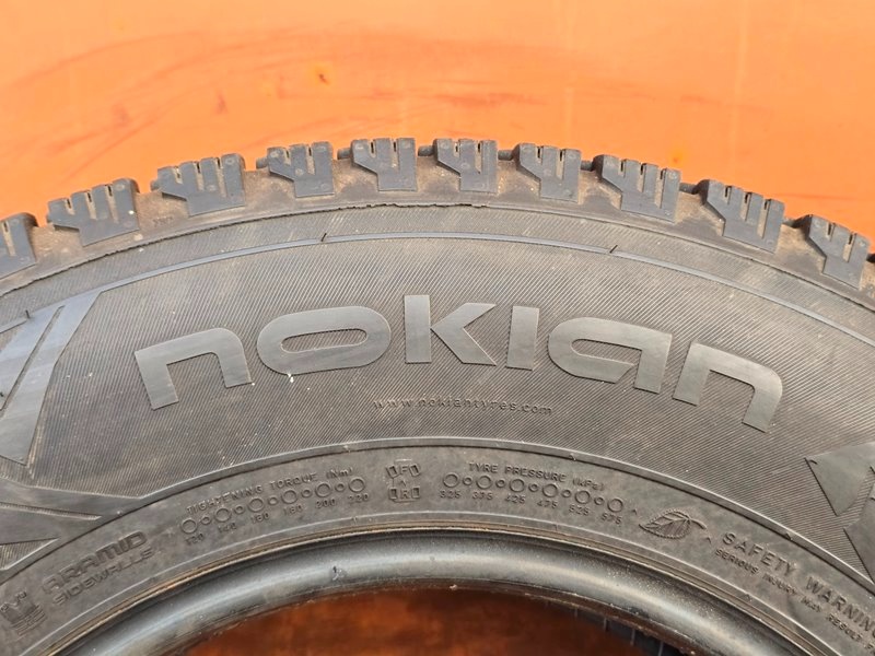 Zimní Nokian 225/70/15C - 8