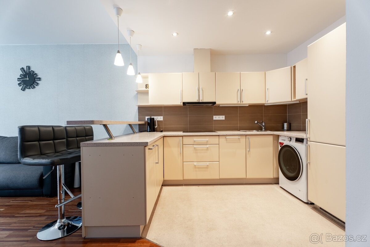 Rezidence s terasou a parkingem na Karlínském náměstí - 8