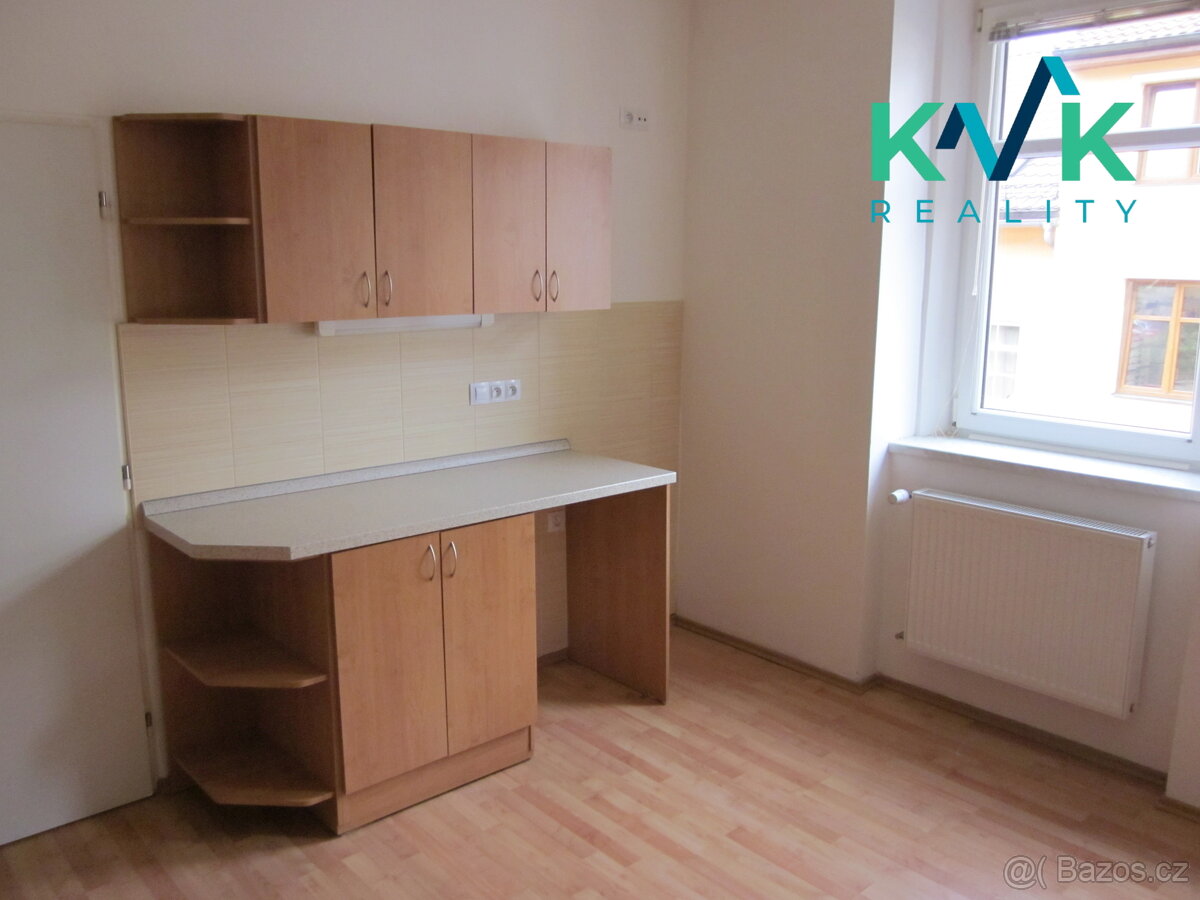 Pronájem bytu 3 + 1, v OV, cihla, 73 m2, ul. Slepá, Karlovy - 8