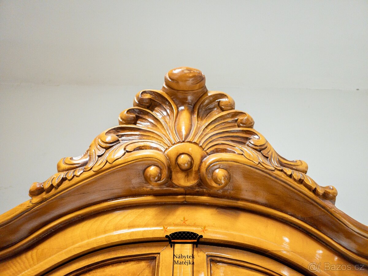 Luxusní barokní jídelní set – stůl + 6 židlí + velká vitrína - 8