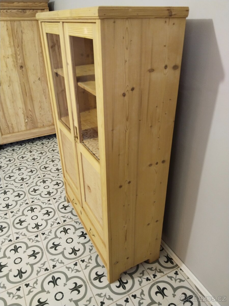 Stará skříň, skříňka, knihovna po renovaci - 8