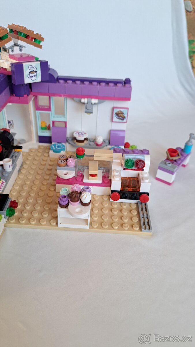 LEGO® Friends 41336 a 41332, Emma a umělecká kavárna - 8