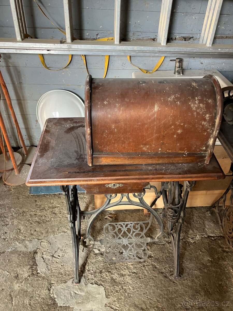 Starožitný šicí stroj - 8