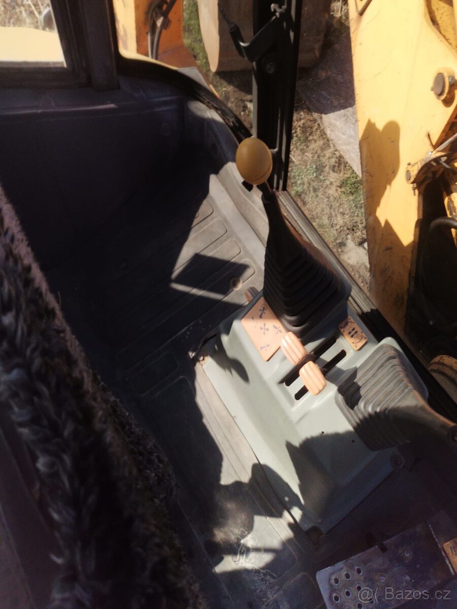 Prodáme traktobagr JCB 3XC 4x4 - 8