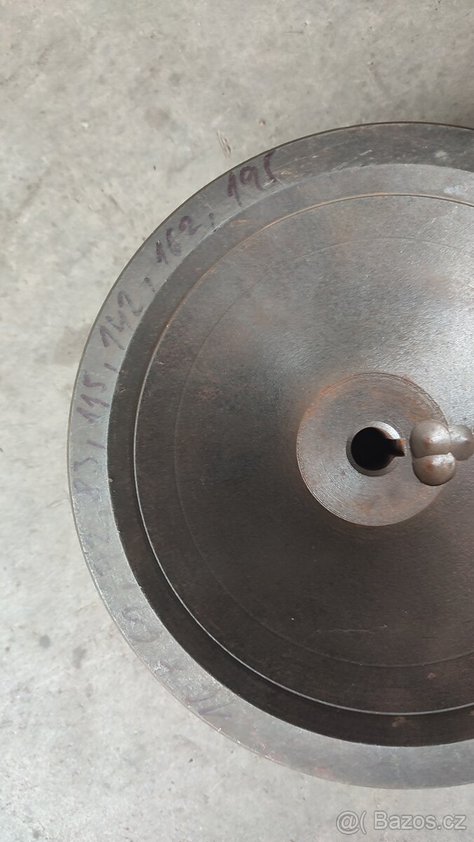 Malá litinová stojanová vrtačka tovární výroby - 8