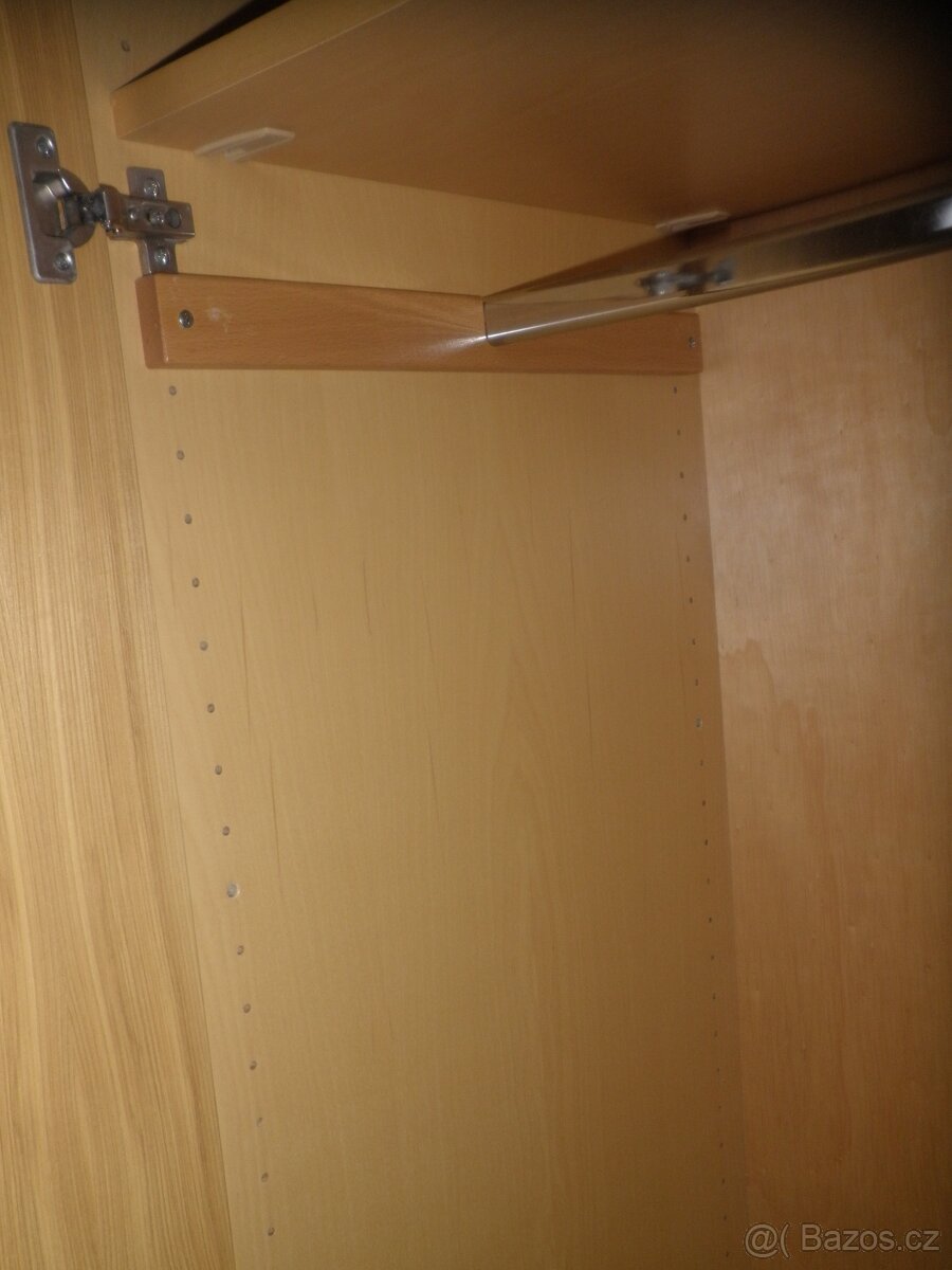 Velká pevná šatní skříň - 8