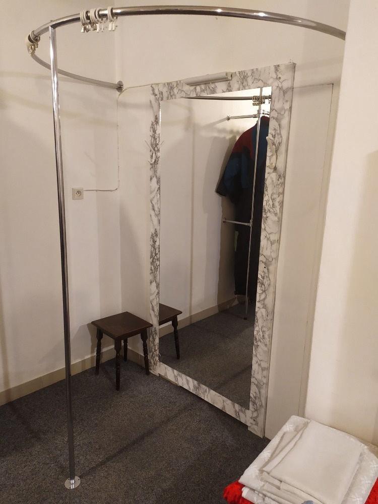 Prodám zařízení z obchodu s oděvy (stojany, štendry, světla) - 8