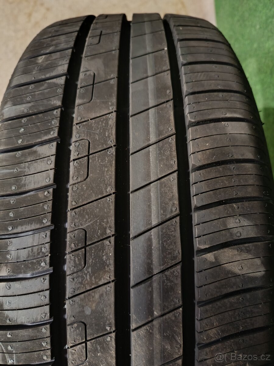 4ks NOVE letni 205/55/17 Goodyear - 8