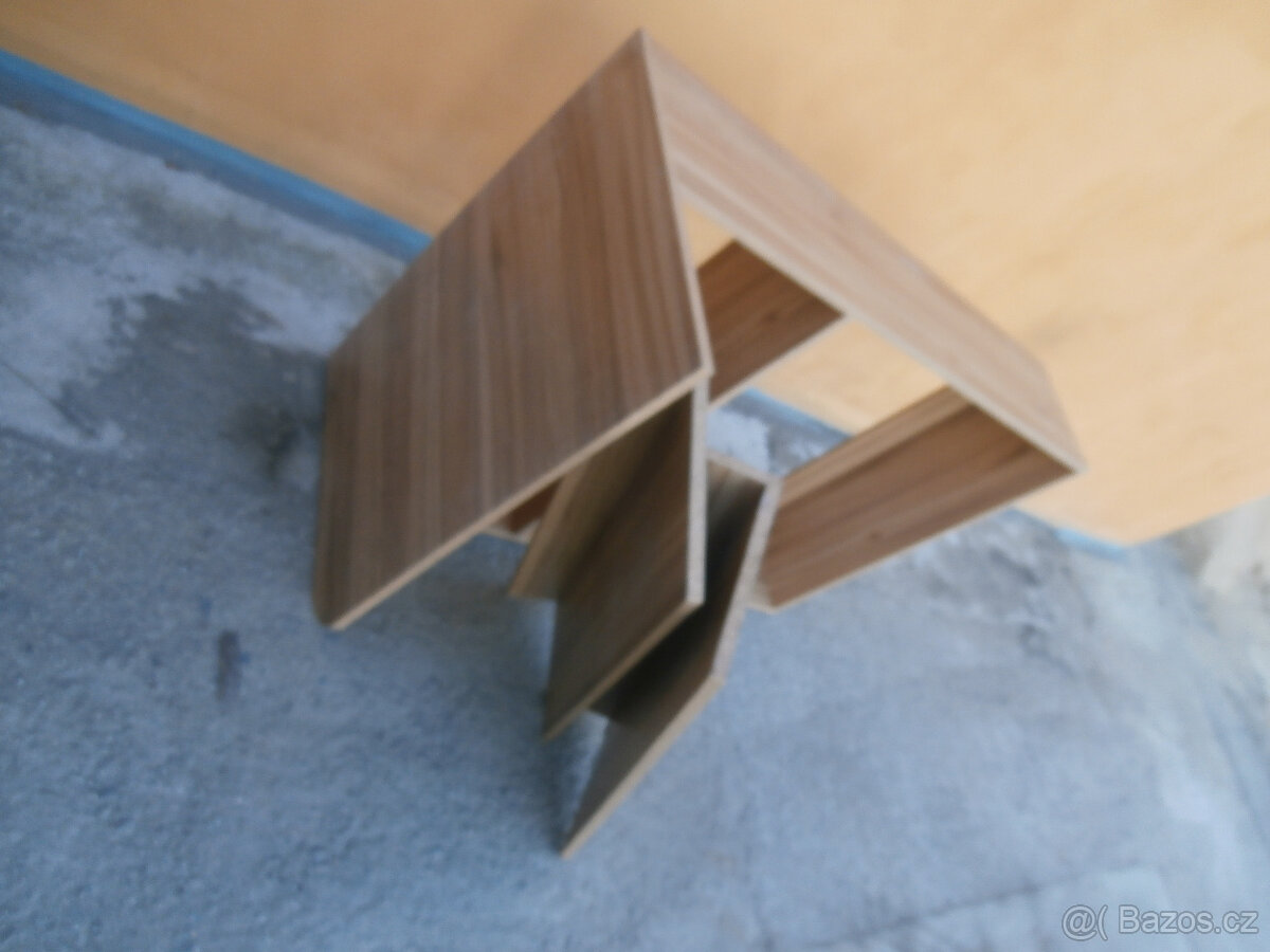 Regál dřevěný, skříňka otevřená s policemi za 500 kč - 8