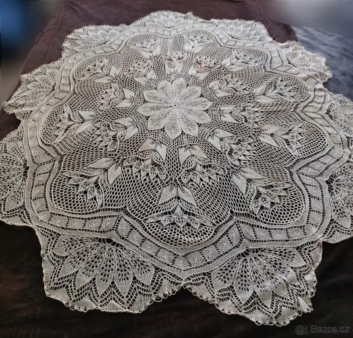 Ručně háčkované ubrusy v bílé a krémové barvě - 8