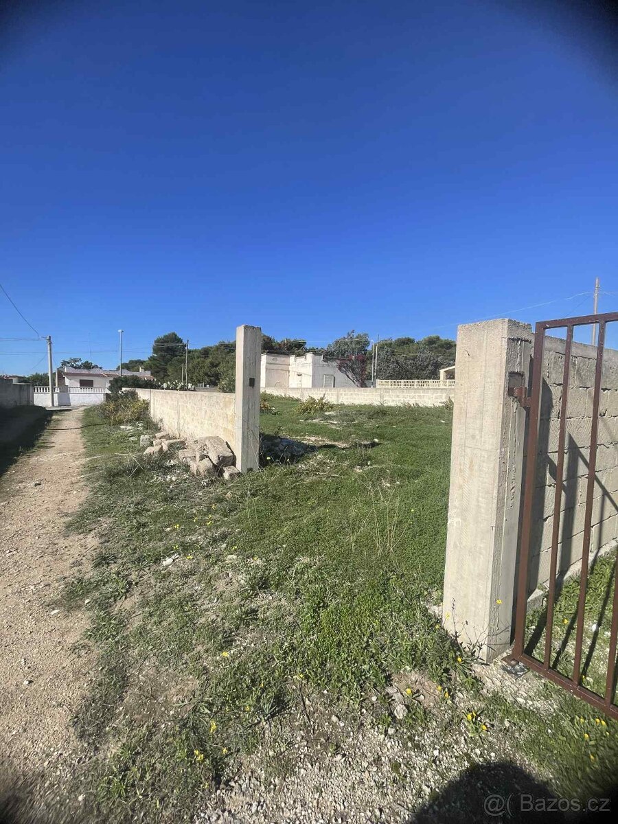 Krásný pozemek cca 600 m² jen cca 700 m od pláže v IT - 8