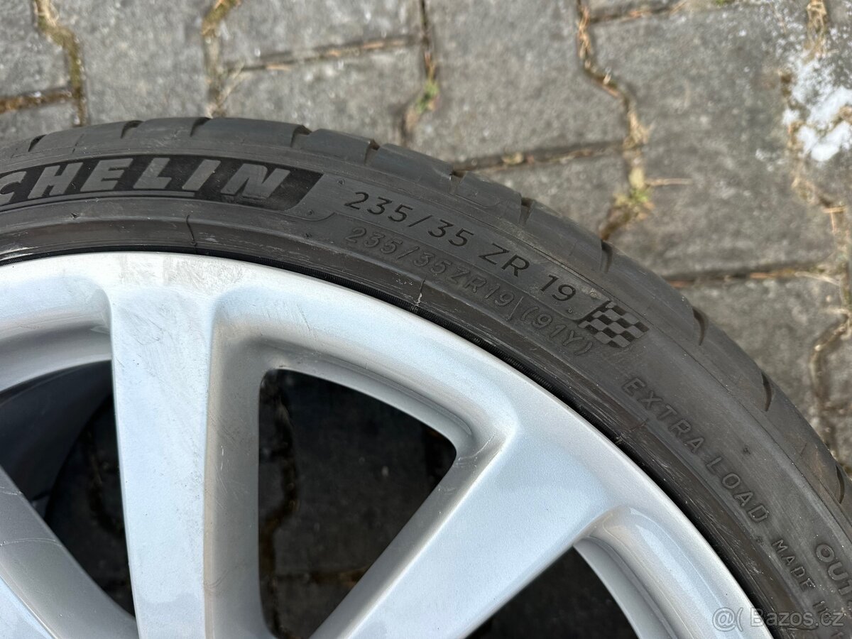 VW OMANYT ORIGINÁL ALU - 235/35 R19 - 8