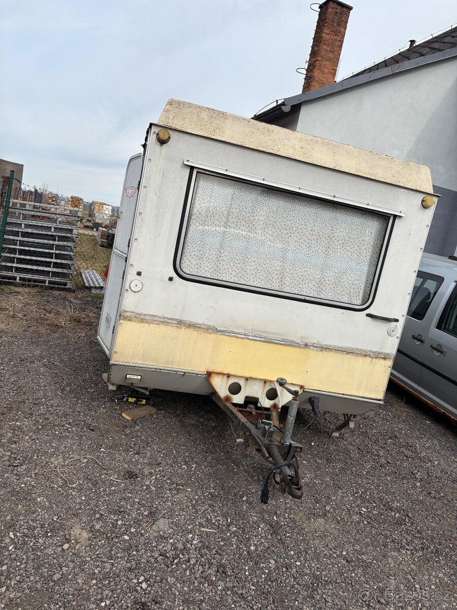 Retro karavan s papíry – renovovaný interiér - 8