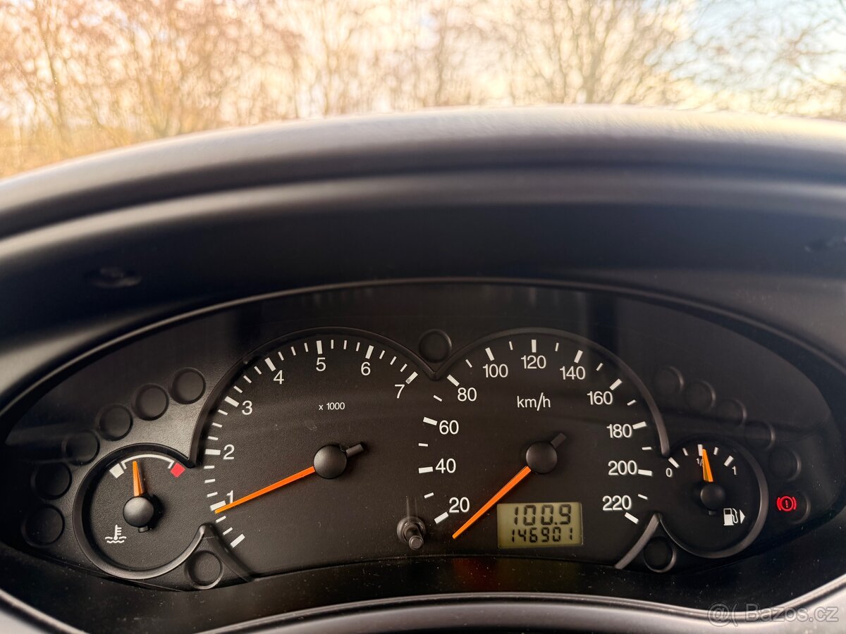 Ford Focus r. 2004 - 8