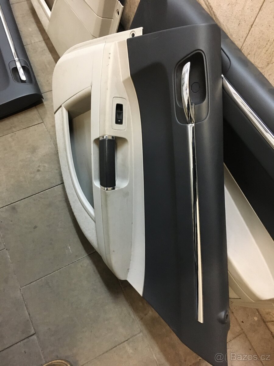 Chrysler 300C obložení dveří. - 8