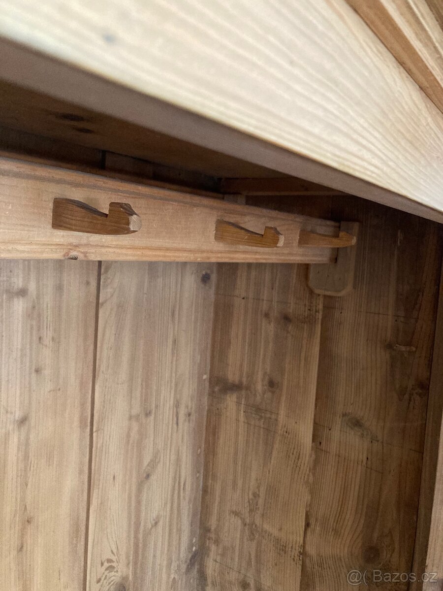 Prodám starožitnou vyřezávanou skříň z roku 1876 - 8