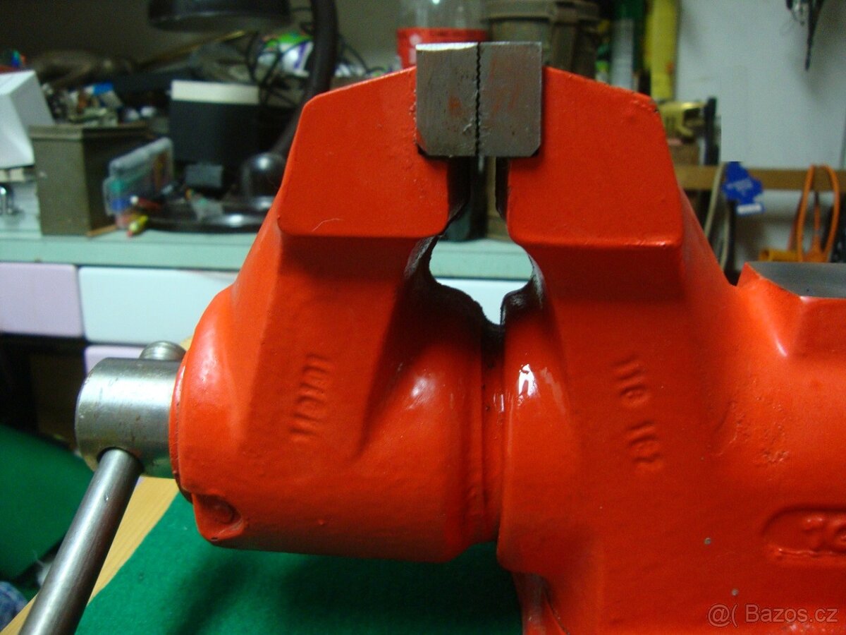 Svěrák YORK 100L 100mm červený zachovalý PC: 3700Kč - 8