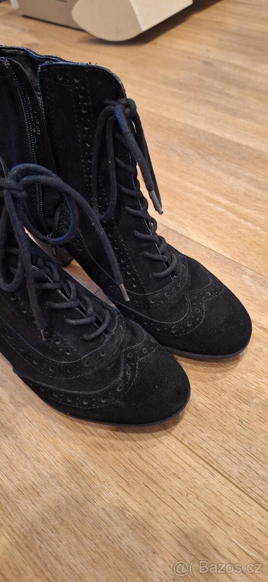 Kožené nízké kozačky s dekorativním prošíváním - 8