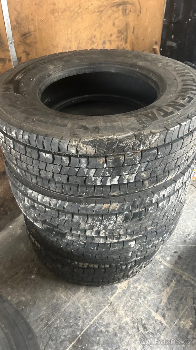 Pneu 225 75 R 17,5 - 8