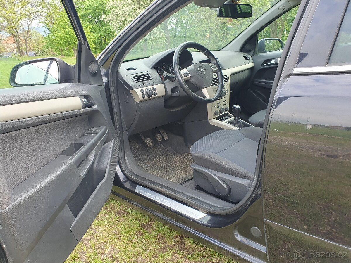 Opel Astra kombi 1.6i nová stk - 8