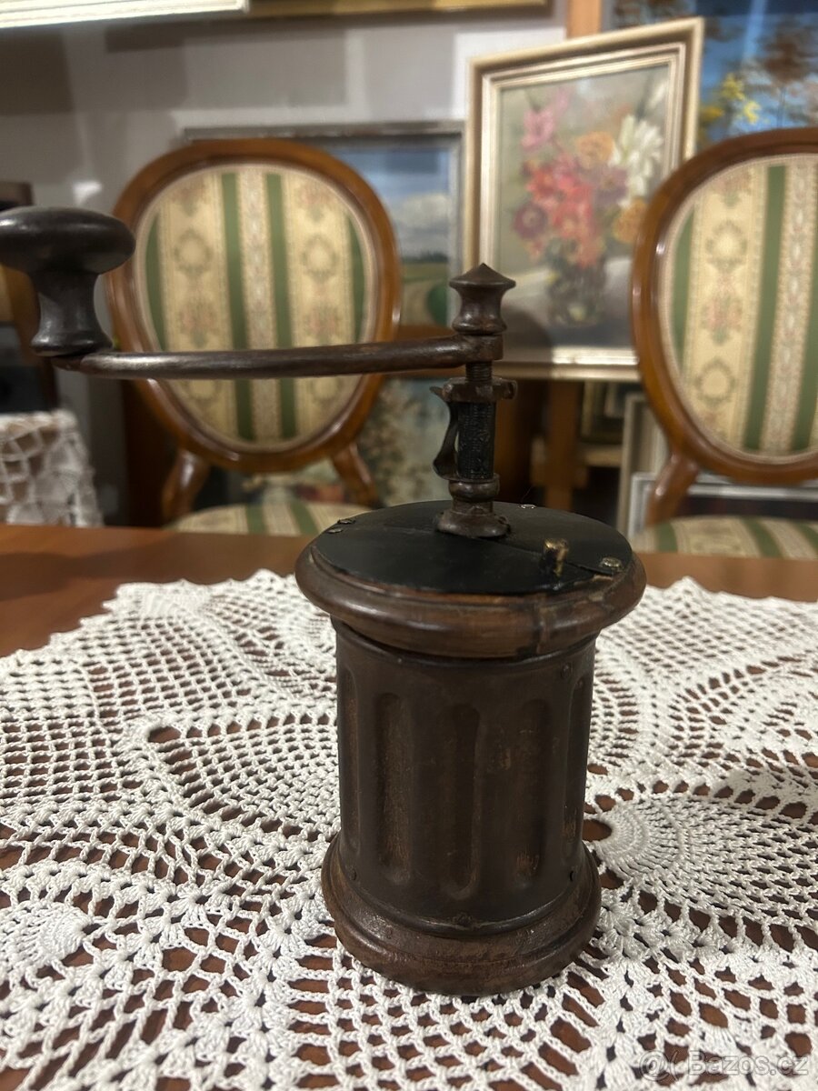 Starožitný kávový mlýnek přelom 19./20. století - 8