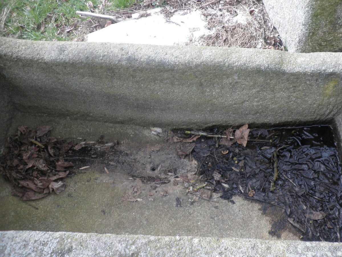 Velká stará kamenná žulová stírka kaménka napaječka koryto k - 8