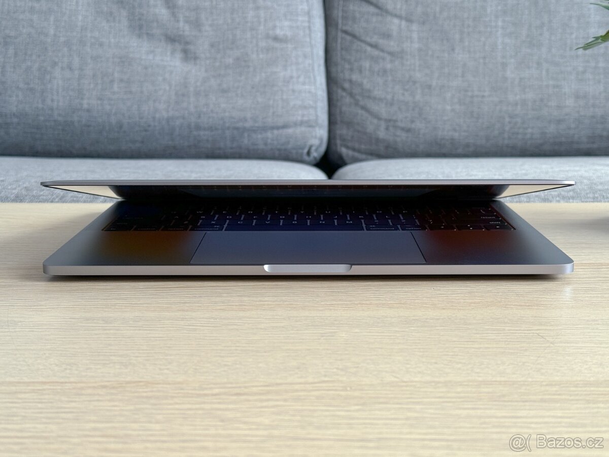 JAKO NOVÝ Apple MacBook Pro 13" - 8GB RAM / 512GB SSD - 8