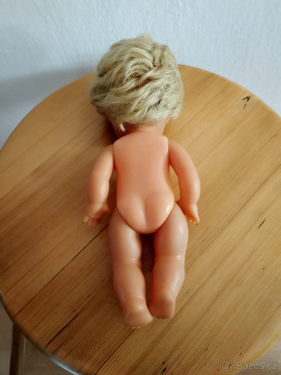 Retro sada - postýlka s přikrývkami a panenkou v bodýčku - 8