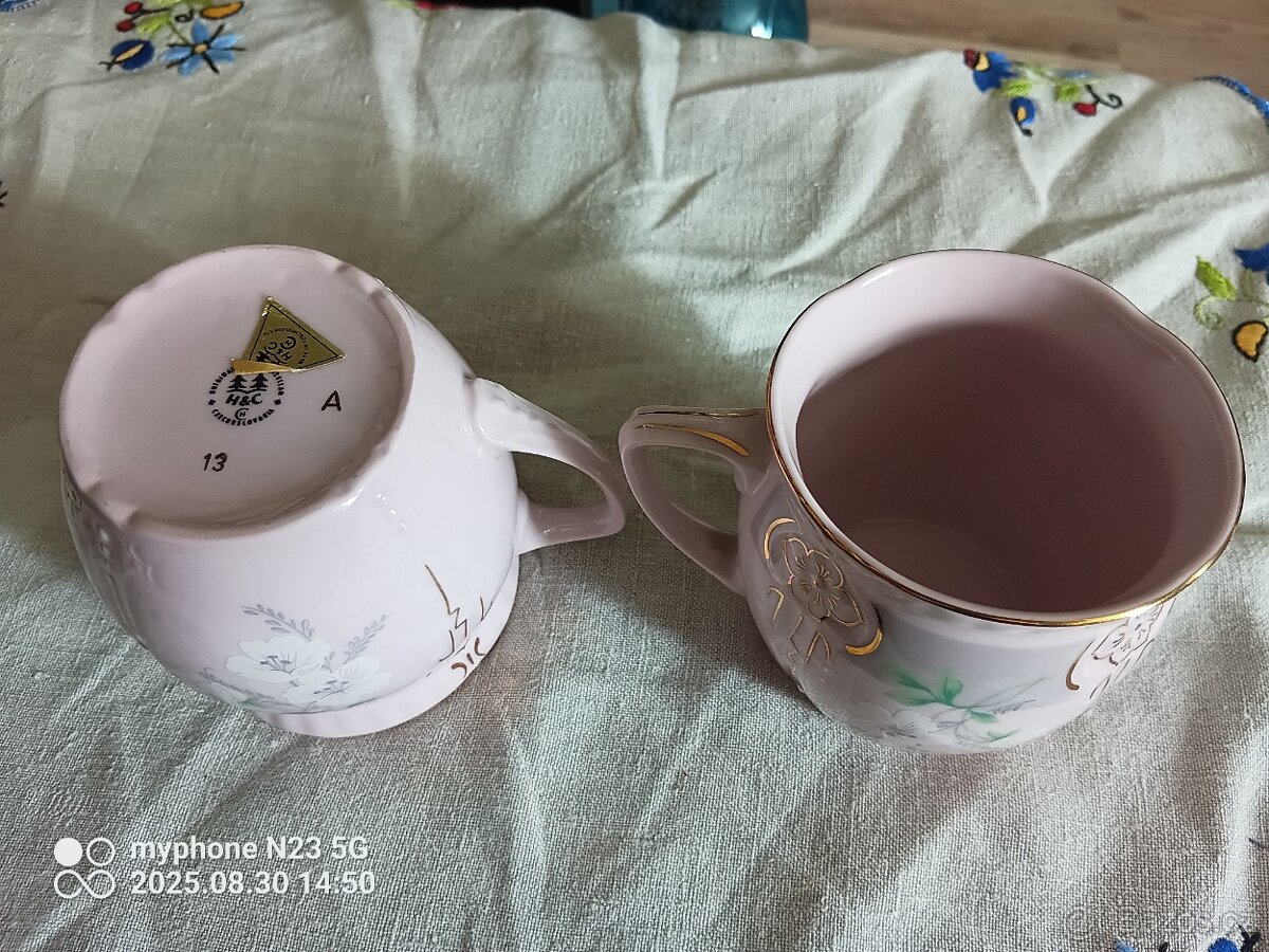 Retro růžové hrnky malovane buclaky - 8