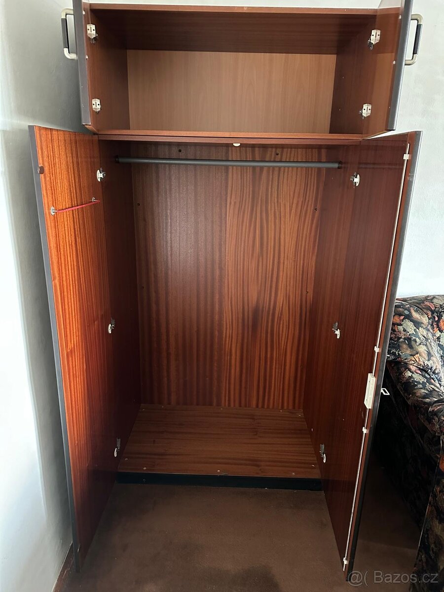 Sedačka a obývaková skříň - 8